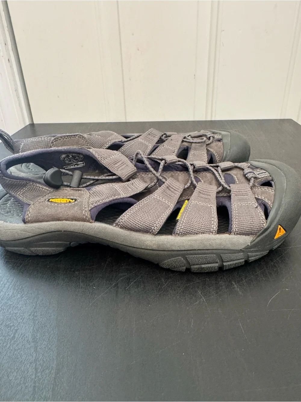Keen Men’s Newport H2 Closed Toe Water Hiking Sandal Grey Navy Blue Size US 9